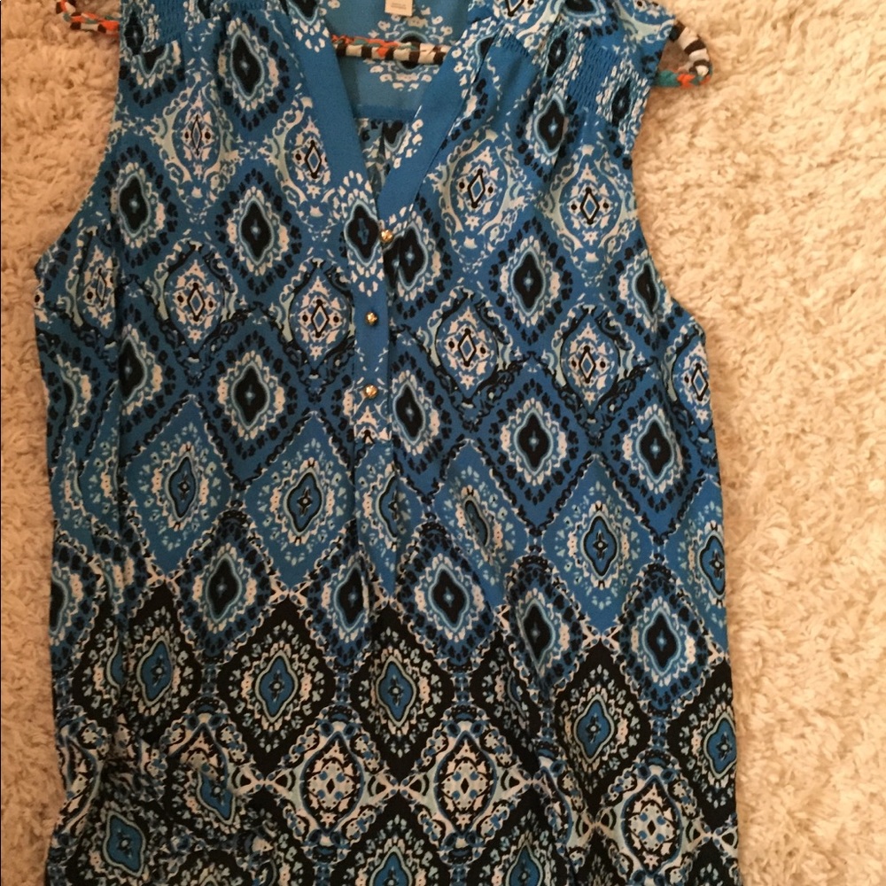 Cool pattern blue sleeveless blouse with buttons